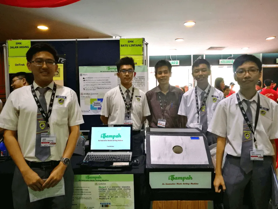 Mentoring Team iSampah at Young Innovators Challenge Mentoring Team iSampah at Young Innovators Challenge